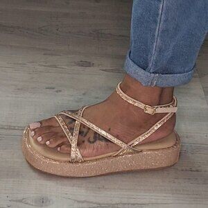 NWT AZALEA WANG DRUSILLA GOLD RHINESTONE SANDAL SIZE 8